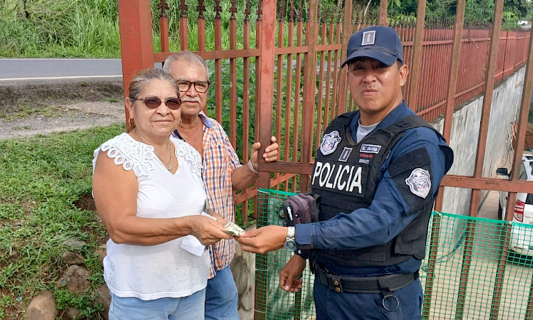 polic-a-entrega-500-d-lares-a-una-se-ora-que-los-hab-a-dejado-en-el