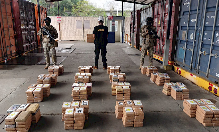 Decomisan 400 paquetes de droga en un contenedor | RPC Radio